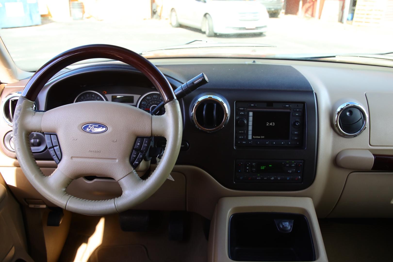 2006 RED FORD EXPEDITION Eddie Bauer 2WD (1FMFU17526L) with an 5.4L V8 SOHC 16V engine, 4-SPEED AUTOMATIC transmission, located at 420 E. Kingsbury St., Seguin, TX, 78155, (830) 401-0495, 29.581060, -97.961647 - Photo#16